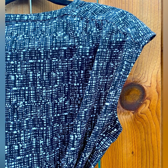 Liz Claiborne V-Neckline Sleeveless Blouse Stretch Wrap Around Belt Size Medium - Picture 4 of 7